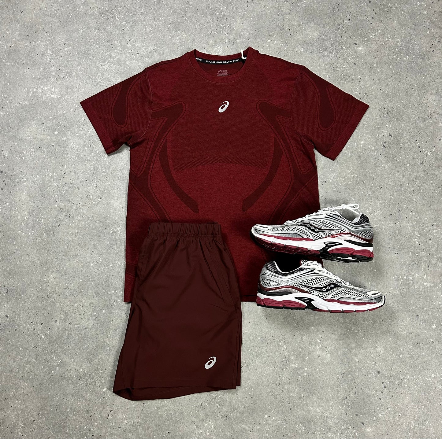 ASIC Burgandy Seamless T-Shirt & 5” Short With White/ Maroon Saucony Progrid Omni 9 OG