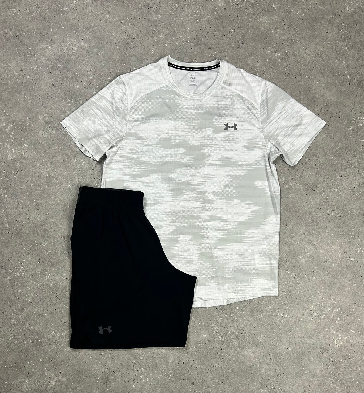 Under Armour Coolswitch Printed SS T-Shirt White / Grey set With Under Armour Black 2.0 Woven Shorts