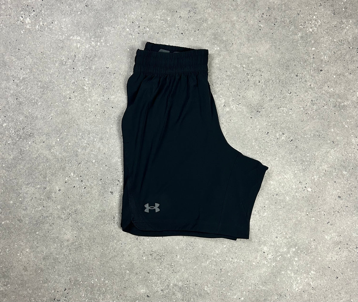 Under Armour Coolswitch Printed SS T-Shirt White / Grey set With Under Armour Black 2.0 Woven Shorts