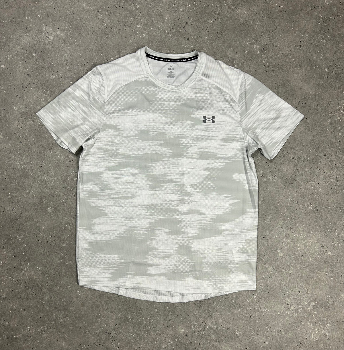 Under Armour Coolswitch Printed SS T-Shirt White / Grey set With Under Armour Black 2.0 Woven Shorts